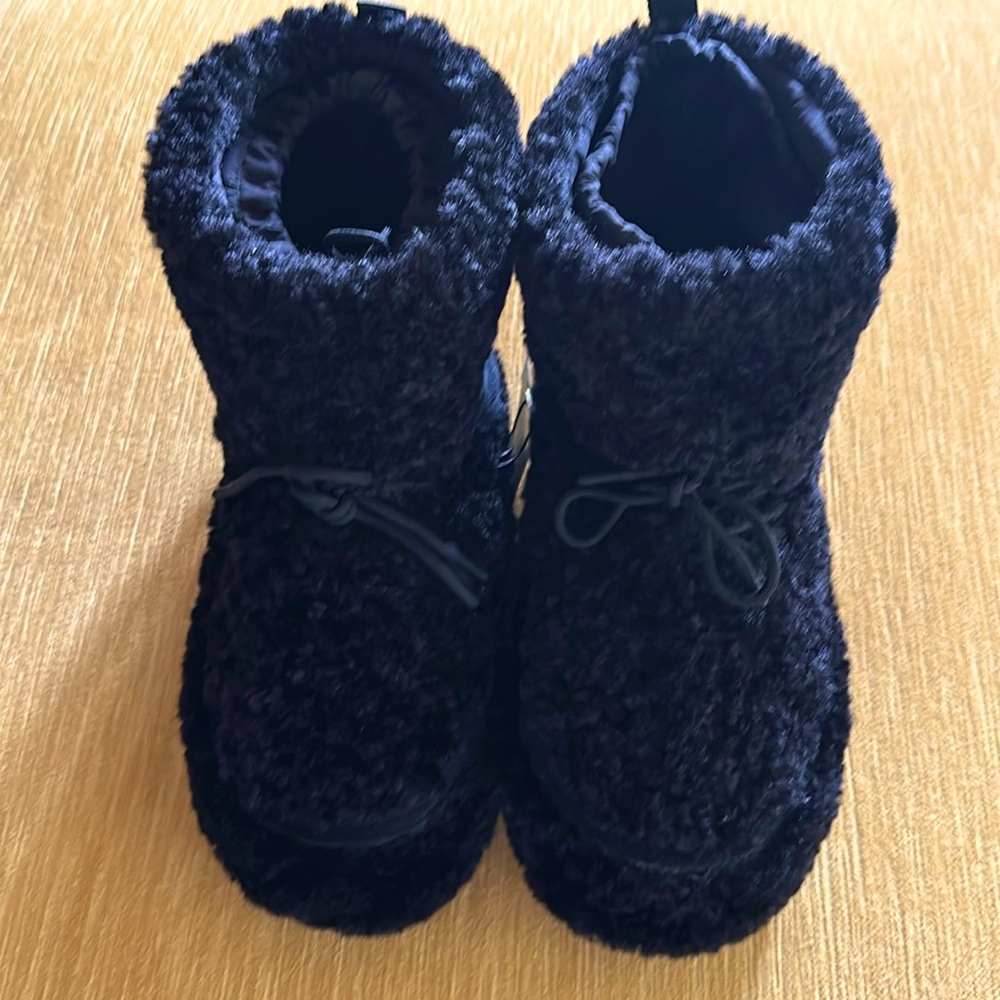 Beautiful brand new Ankle Snow ❄️ Boots!!